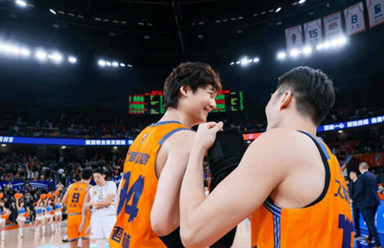 爱游戏官方-广州队翻盘山东队，王哲林高光表现