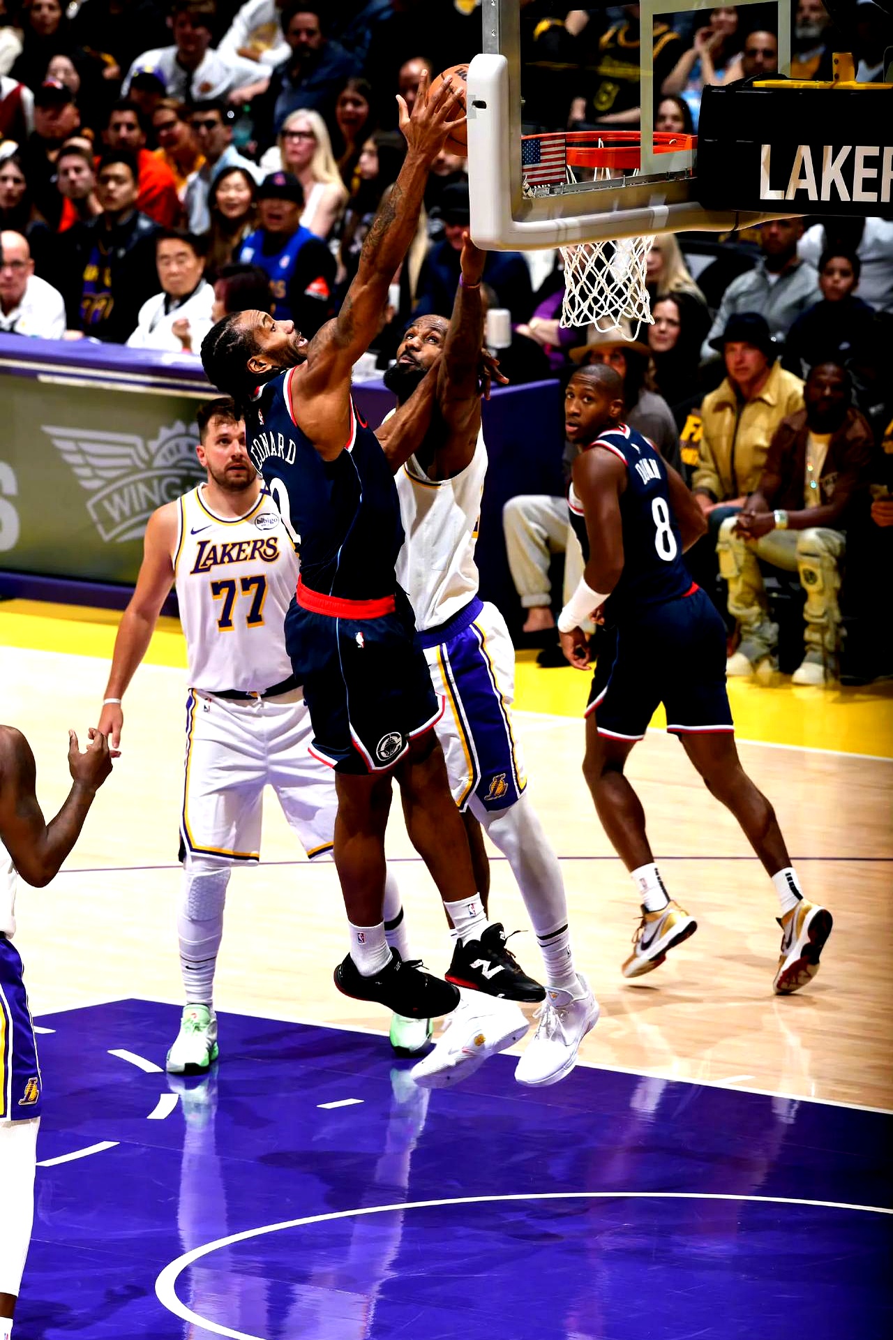 爱游戏官方-快船绝杀湖人，范弗利特惊艳四座