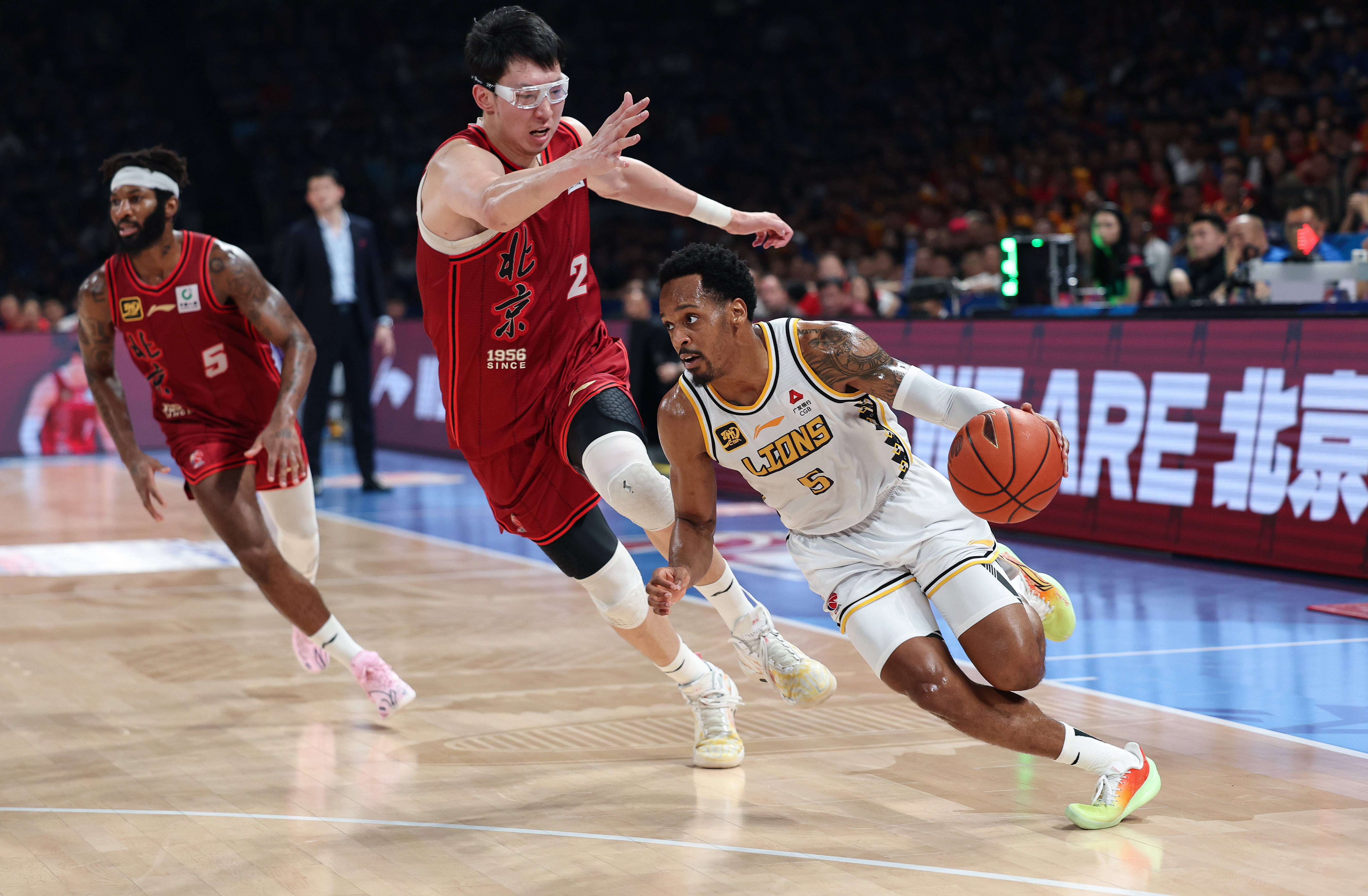 爱游戏体育-火箭完胜浙江队，周琦关键制胜