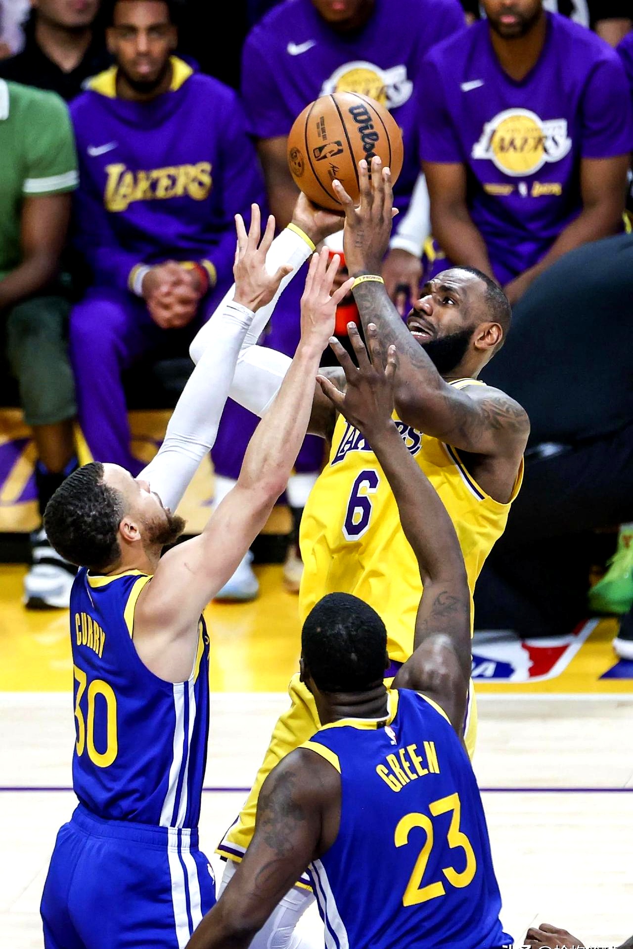 爱游戏下载-掘金险胜雄鹿，詹姆斯带队取胜