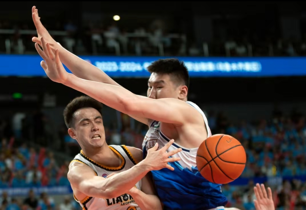 爱游戏下载-福建队完胜热火，赵继伟点燃赛场