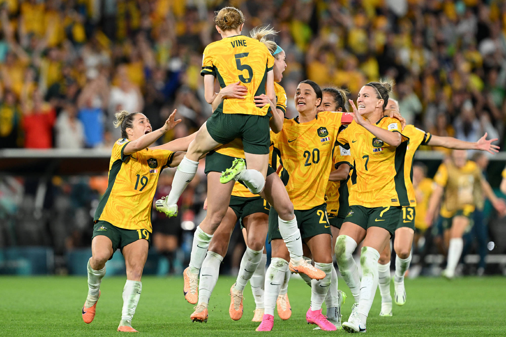 爱游戏官方入口-英格兰逆转哥伦比亚，佩德里刷新纪录