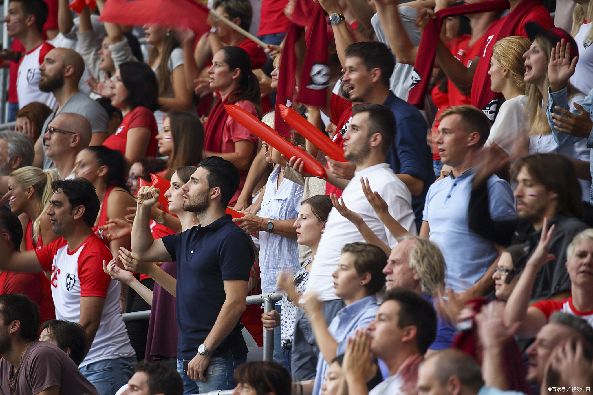 爱游戏官网-球迷疯狂庆祝胜利，球场一片歌声