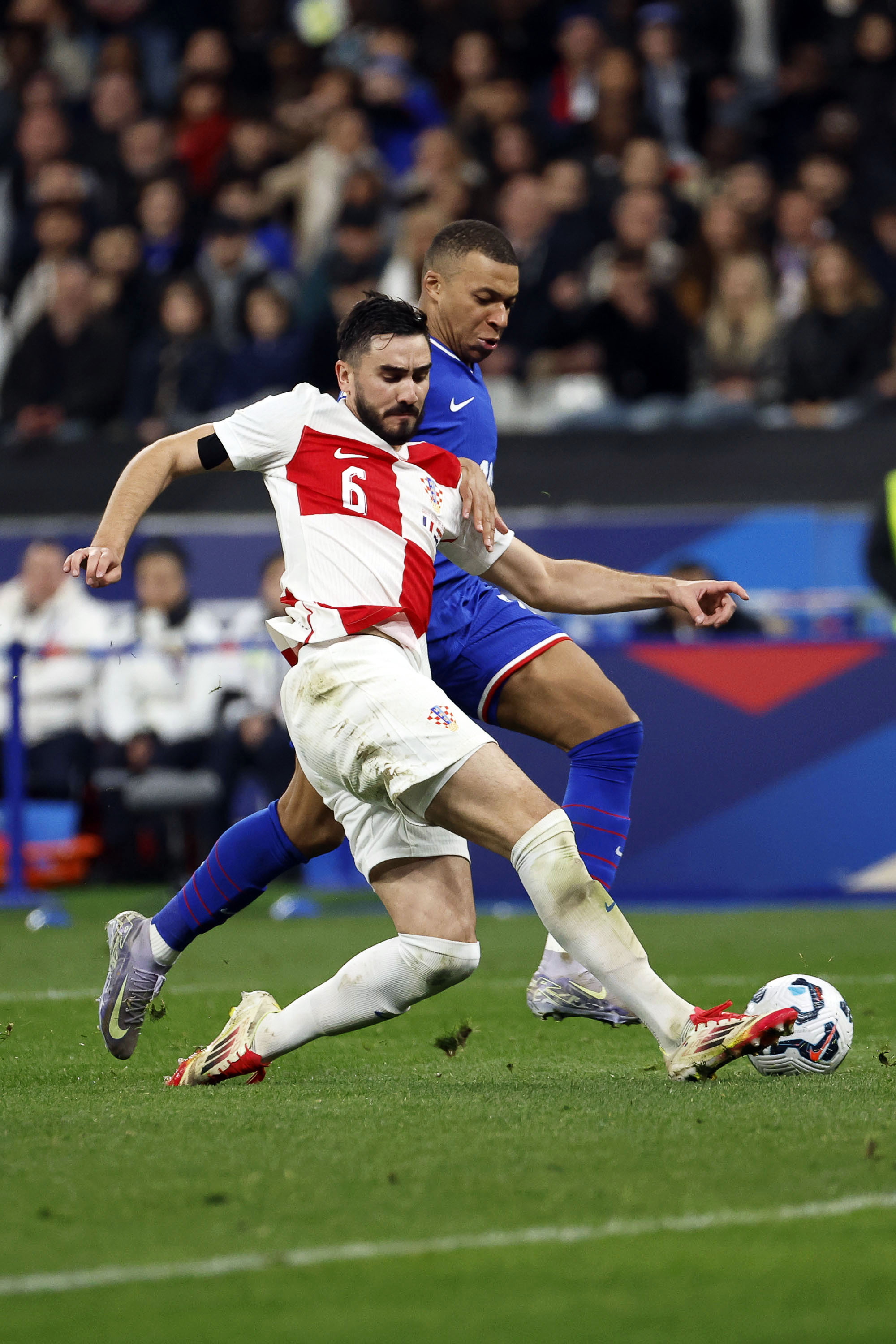 爱游戏官方-欧洲国家队备战欧锦赛预选赛，全力争取晋级